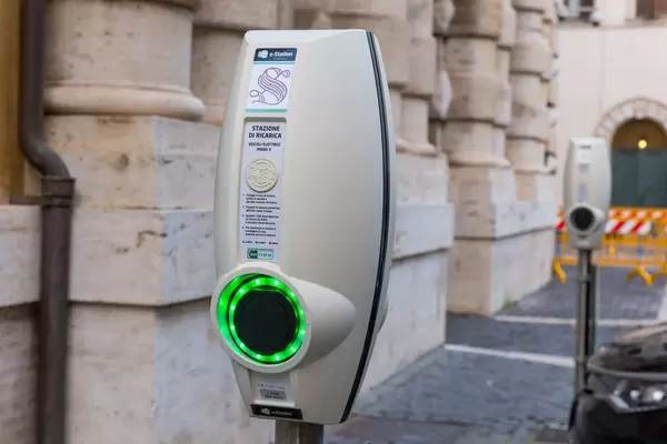 Eine Ladestation für E-Autos in Rom