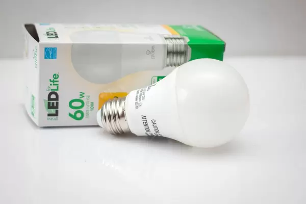 Eine LED Glühbirne mit Verpackung auf weißem Hintergrund