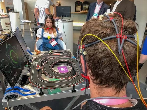 Eine mit dem Gehirn gesteuerte Carrerabahn