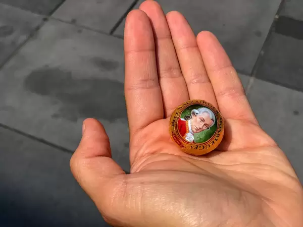 Eine Mozartkugel auf der Handfläche