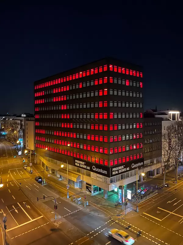 Eine mutmachende Botschaft an die Stadt während des Lockdowns: Herz-Installation am Friesenplatz in Köln