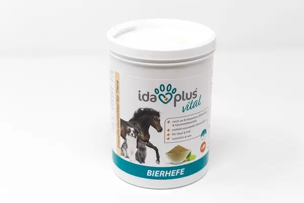 Eine Packung Ida Plus naturreine Bierhefe vor weißem Hintergrund: Futterergänzung für Hunde, Katzen & Pferde