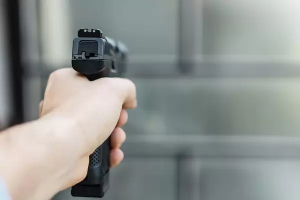 Eine Pistole in der Hand aus der Sicht des Schützen