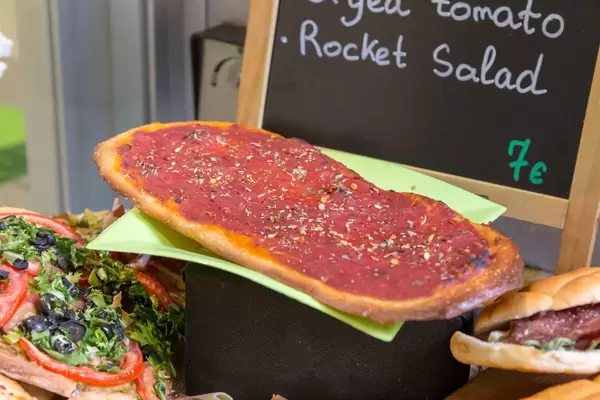 Eine Pizza mit Tomatensoße und Oregano