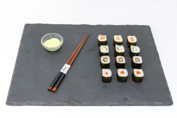 Eine Platte Sushi mit Essstäbchen und Sushi