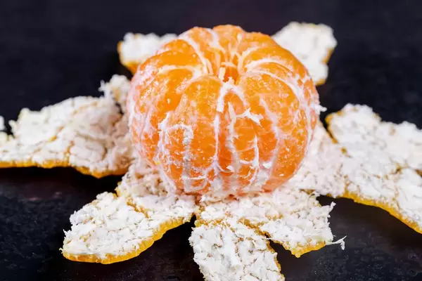 Eine reife große geschälte Mandarine