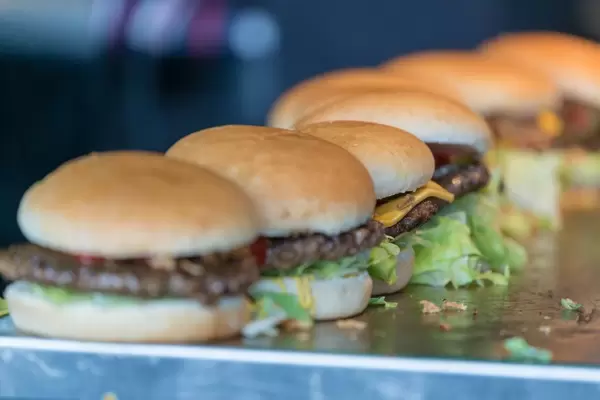 Eine Reihe von Burgern