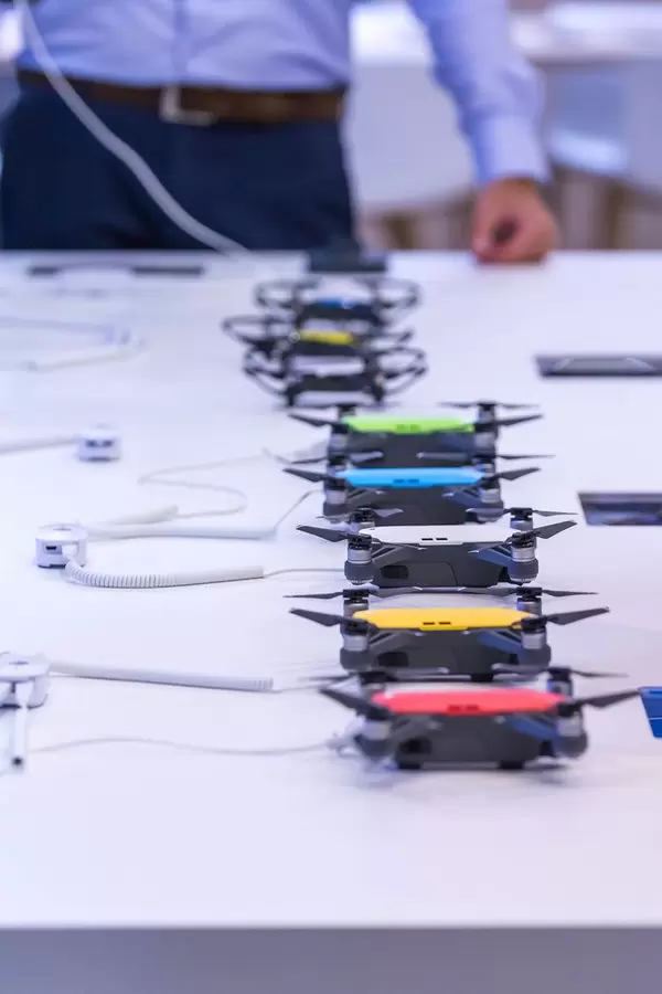 Eine Reihe von DJI Spark Drohnen in verschiedenen Farben