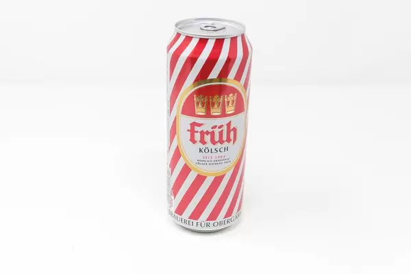 Eine rot-weiße Dose von Früh Kölsch: das Bier aus Köln vor weißem Hintergrund