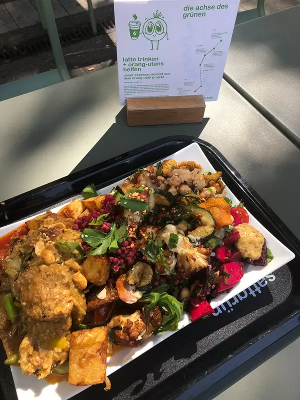 Eine Schale mit Gemüse-mix aus dem Sattgrün Selbstbedienungsbuffet in Köln