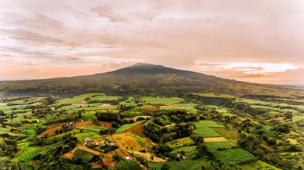 Eine Sicht auf Salvadore Benedicto aus der Luft mit der Drohne aufgenommen