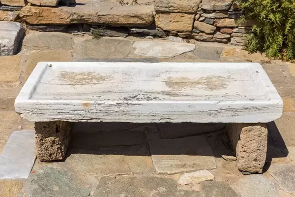 Eine Steinbank im Theater-Viertel der archäologischen Stätte von Delos, Zykladen