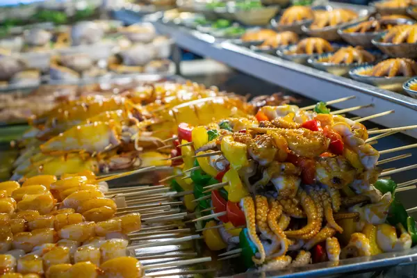 Eine Straßenküche in Phu Quoc, Vietnam verkauft Grillspieße mit verschiedenen Meeresfrüchten Nahaufnahme
