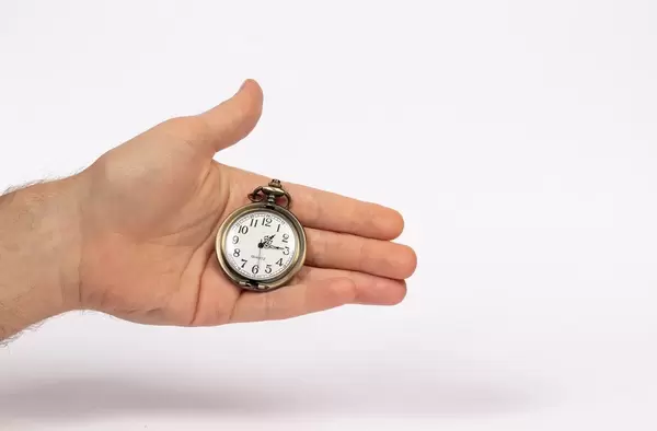 Eine Taschenuhr in einer Hand