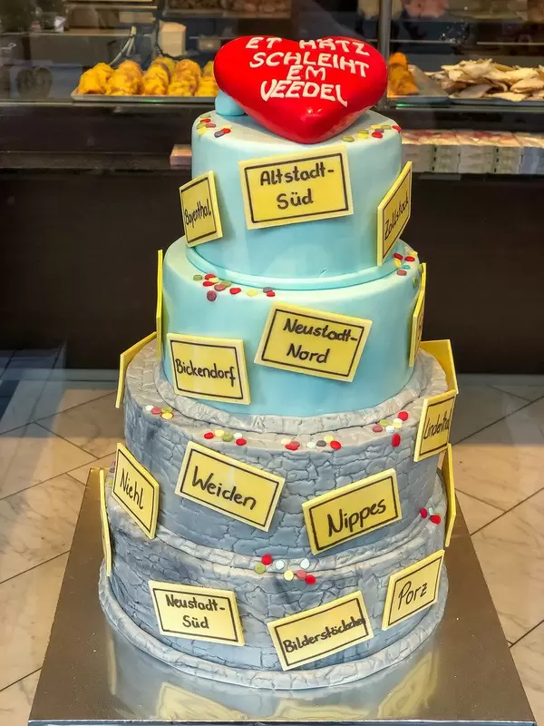 Eine Torte zelebriert die Viertel von Köln (Veedel auf Kölsch): "Et Hätz schleiht em Veedel" (Das Herz schlägt im Stadtviertel) ist das Motto der Karnevalssession 2020