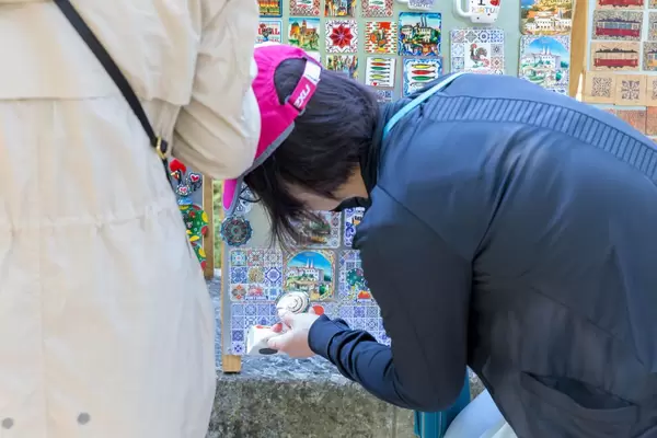 Eine Touristin stöbert durch die Souvenirs in Lissabon