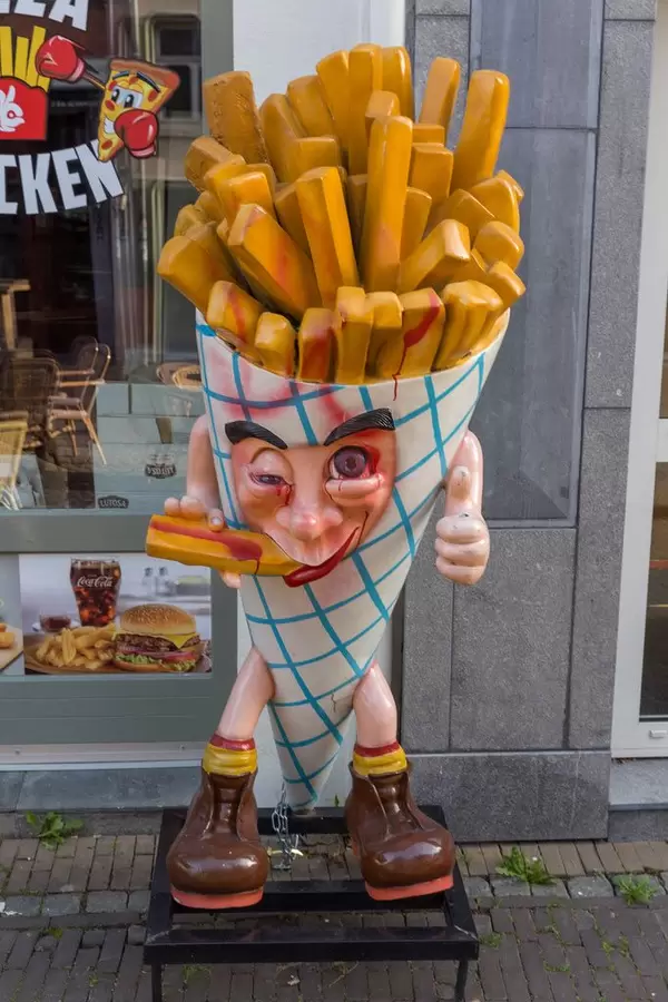 Eine Tüte Pommes mit lustigem Gesicht vor dem Fast Food Restaurant Frituur de Parade in Venlo