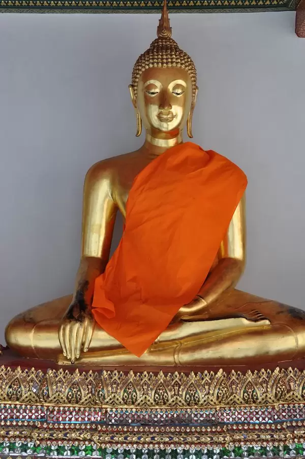 Eine von vielen Buddha-Statuen im Tempel Wat Po in Bangkok