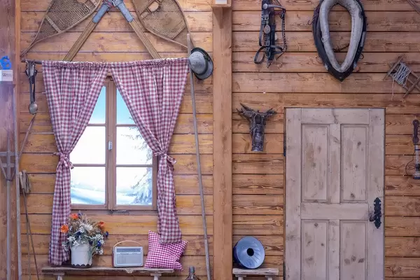 Eine Wand einer Holzhütte in traditionell bayrischem Stil