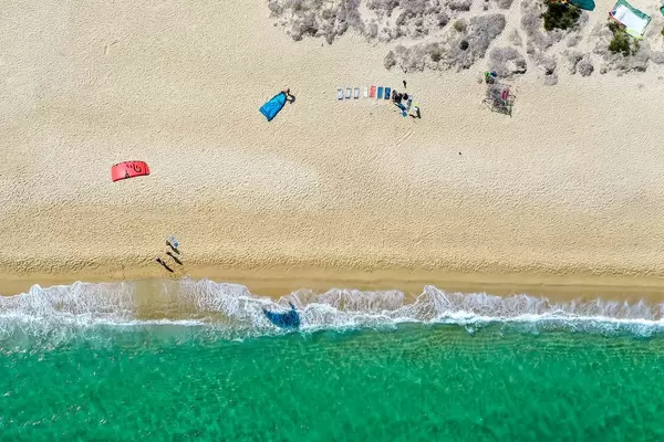 Einen Drachen steigen lassen: Drohnenaufnahme vom windigen Strand Mikri Vigla, Naxos, Kykladen