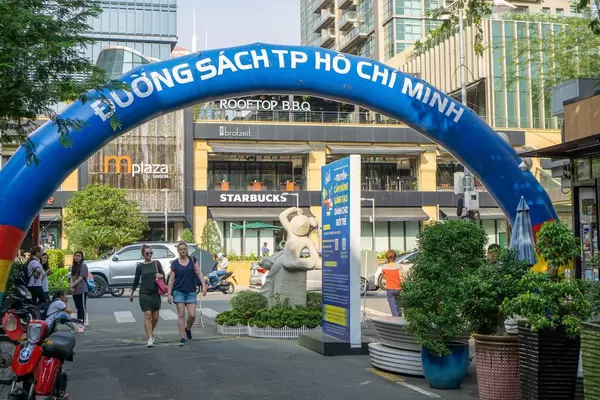 Einer der beiden Eingänge in die Buchstraße in Saigon