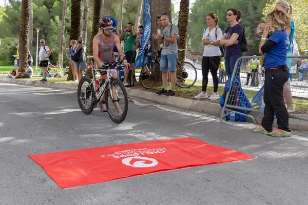 Einer der Läufer eines Triathlons bereitet sich darauf vor sich auf sein Rad zu begeben - Challenge Peguera Mallorca 2018