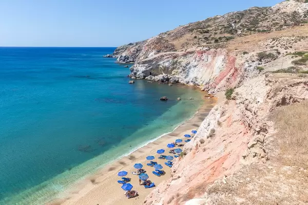 Einer der populärsten Strände auf Milos: Paliochori Beach mit der Deep Blue Beach Bar