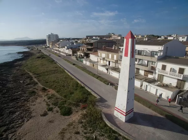 Einer von mehreren Obelisken am Strand Playa De Muro in C'an Picafort