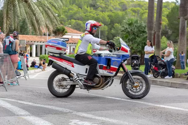 Eines der Sicherheitsmotorräder des Triathlons