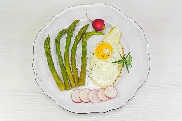 Einfaches Mittagessen mit heimischem Gemüse während der Frühlingszeit