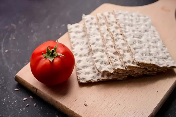Einfaches, rustikales Frühstück mit Knäckebrot