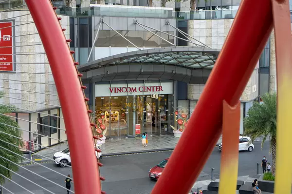 Eingang des Vincom Center Einkaufszentrums am Landmark 81 Wolkenkratzer von einer Fußgängerbrücke aus fotografiert in Ho Chi Minh Stadt, Vietnam