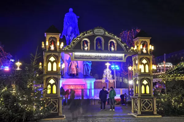 Eingang Weihnachtsmarkt Heumarkt mit Reiterdenkmal