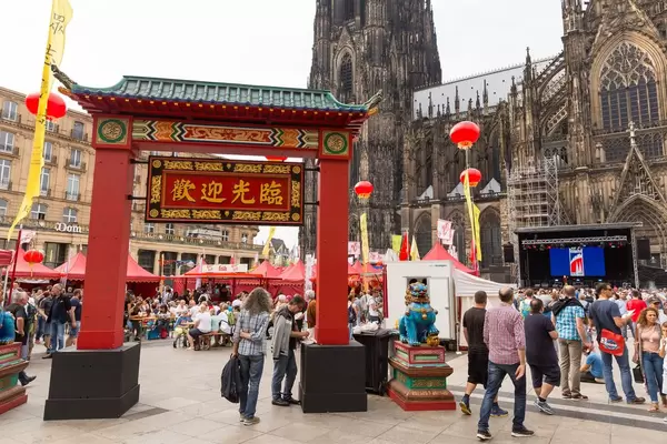 Eingang zum Chinafest in Form eines chinesischen Tores
