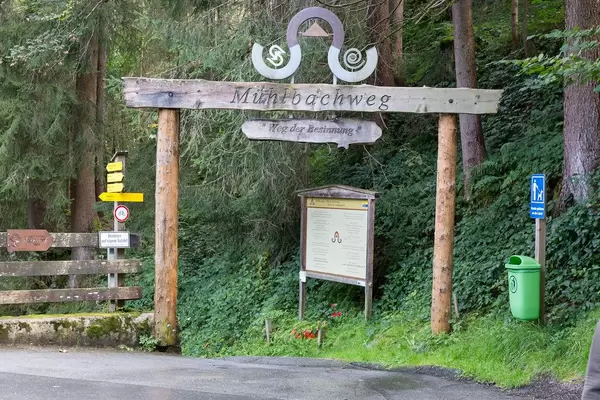 Eingang zum Mühlbachweg - Weg der Besinnung. Kinderwagentauglicher Rundweg bei Alpbach