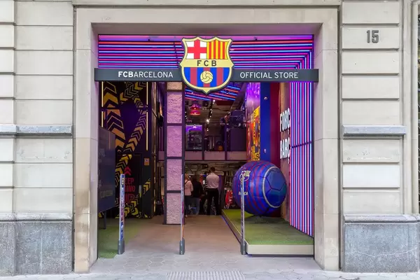 Eingang zum offiziellen FC Barcelona Store, in den Vereinsfarben und riesigem Barca-Fußball in Spanien, nahe des Monument al Llibre