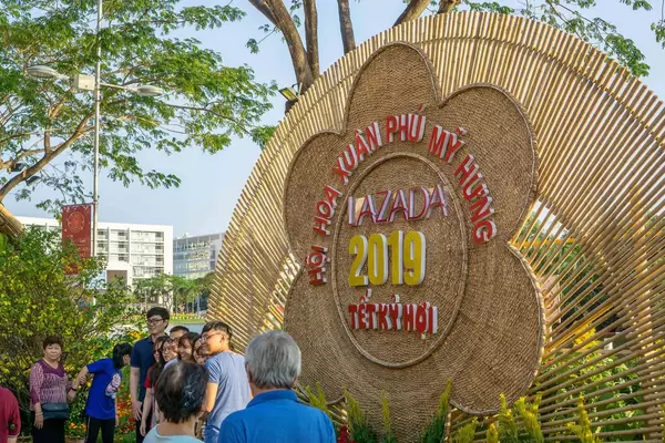 Eingang zur Flower Street am Crescent Lake mit Dekoration zum chinesischen Neujahr, Saigon