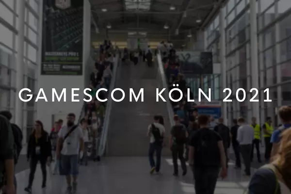 Eingangsbereich der Gamescom Köln 2021 mit großer Treppe und Besucher der digitalen Spielekultur-Messe