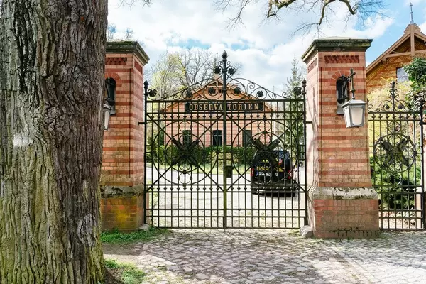 Eingangstor zum Observatorium im Albert Einstein Wissenschaftspark in Potsdam