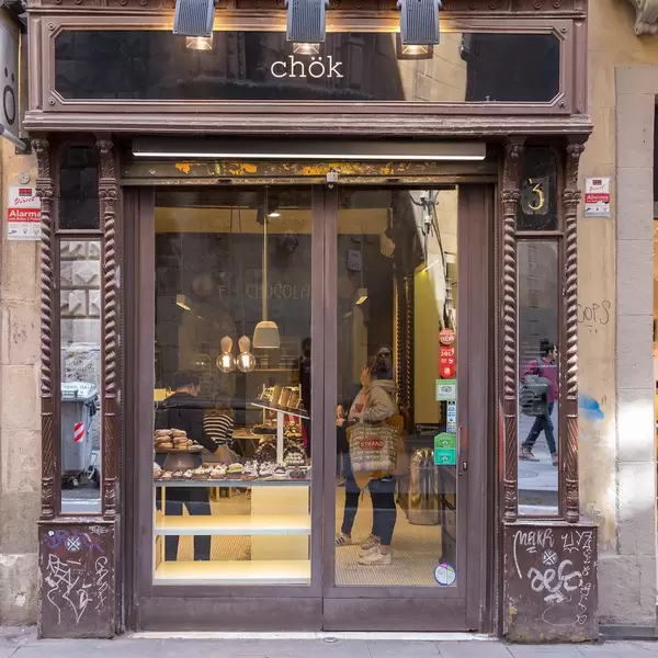 Eingangstür des kleinen Pralinenladens und veganen Geschäfts "chök - the chocolate kitchen", im Zentrum von Barcelona, Spanien
