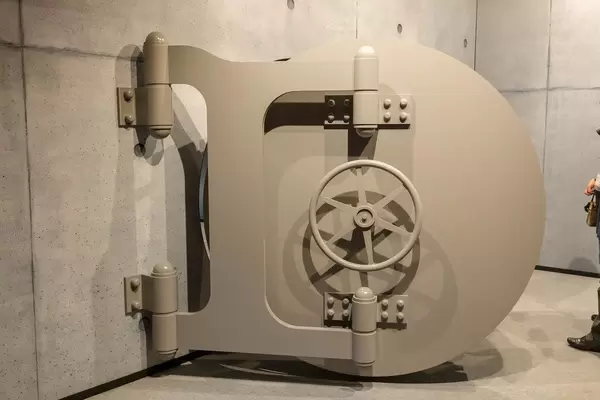 Eingangstür / Tresortür des Tresorraums von Haus des Geldes in der Netflix-Area auf der Gamescom