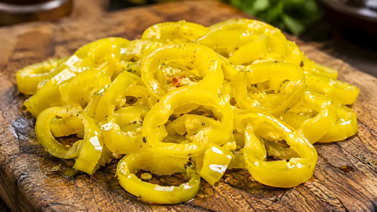 Eingelegte Pepperoncini-Ringe auf Holzbrett