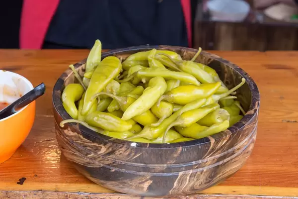 Eingelegte Pfefferoni in einer Schüssel