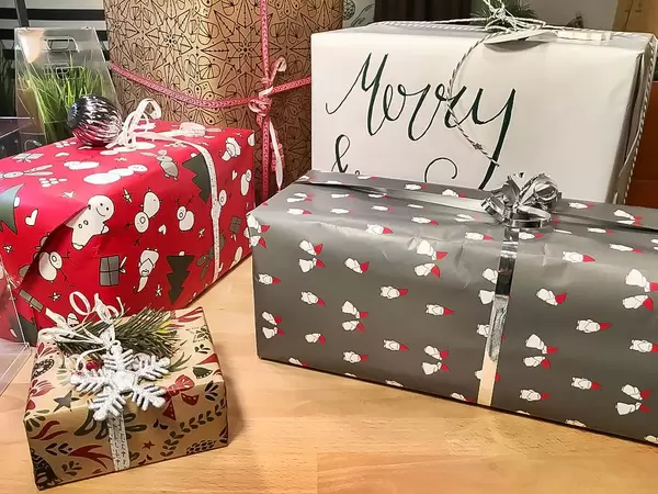 Eingepackte Präsente zur Weihnachtszeit