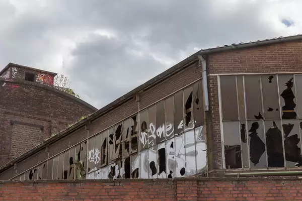 Eingeschlagene Fenster eines alten Fabrikgebäudes