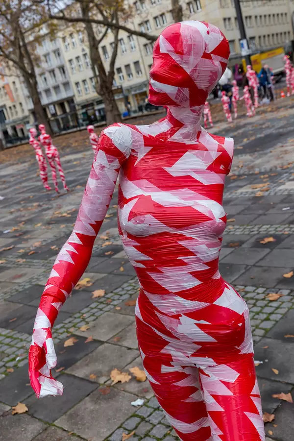 Eingeschränktes Leben in der Corona-Zeit: Weibliche Schaufensterfigur in rot-weißem Absperrband