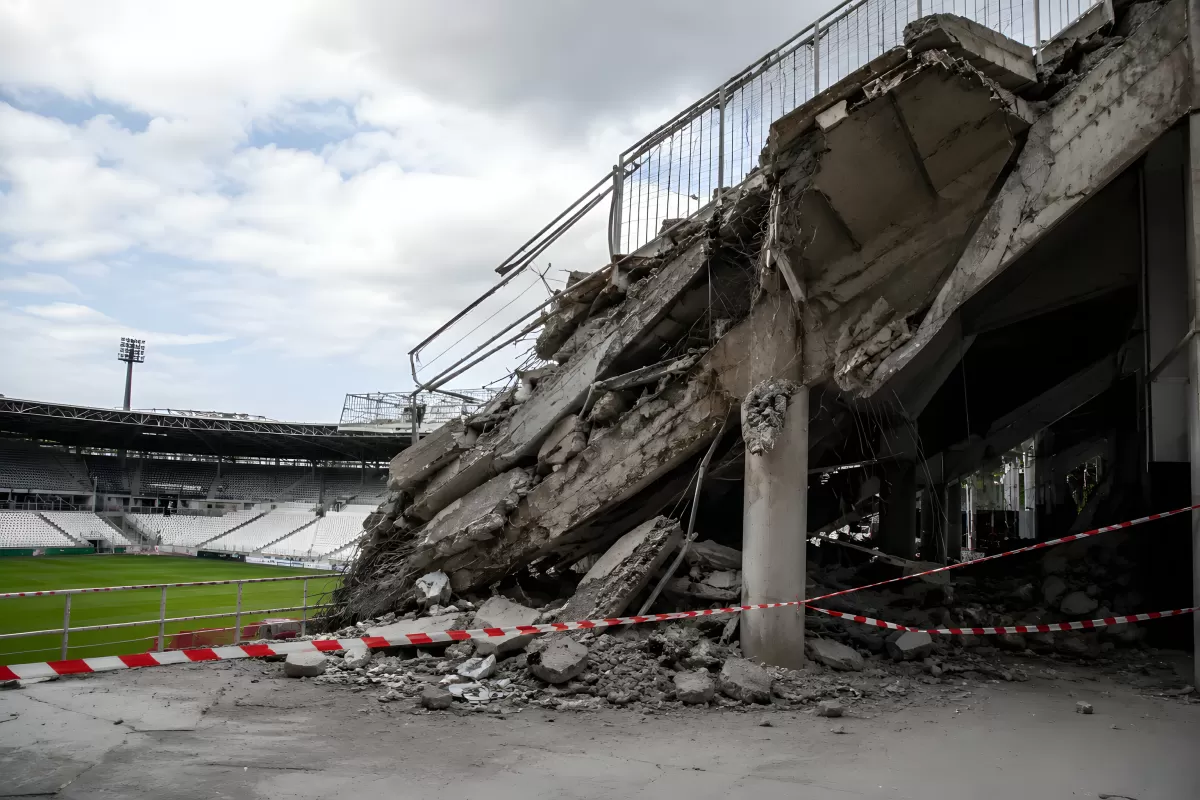 Eingestürzte Tribüne in einem leeren Fußballstadion