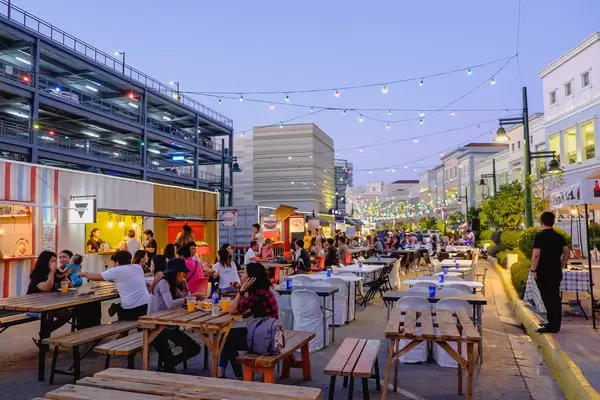 Einheimischer Treffpunkt mit Streetfood hinter einem Einkaufscenter in Iloilo auf den Philippinen