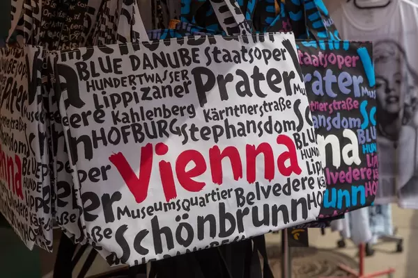 Einkaufstaschen mit Namen der Wiener Sehenswürdigkeiten