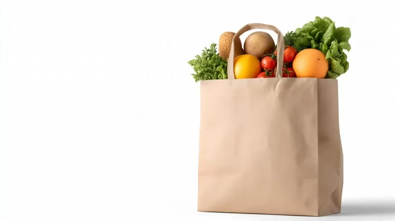 Einkaufstüte mit frischen Lebensmitteln auf weißem Hintergrund
